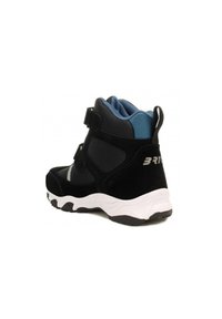 Stivale sportivo nero con fodera interna blu, materiale in suede e mesh, cinturino regolabile e suola bianca con un motivo di presa testurizzato.
