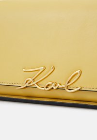 KARL LAGERFELD SIGNATURE - Sac à main - ochre