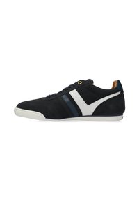 Sneakers in suede nera con strisce bianche e blu navy, punta arrotondata, lacci blu navy e un piccolo occhiello dorato in cima. Suola in gomma.