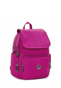 Sac à dos fuchsia avec fermeture à rabat, poche zippée à l'avant, accents métalliques et finition texturée. Dispose d'une poignée supérieure et de bretelles réglables.