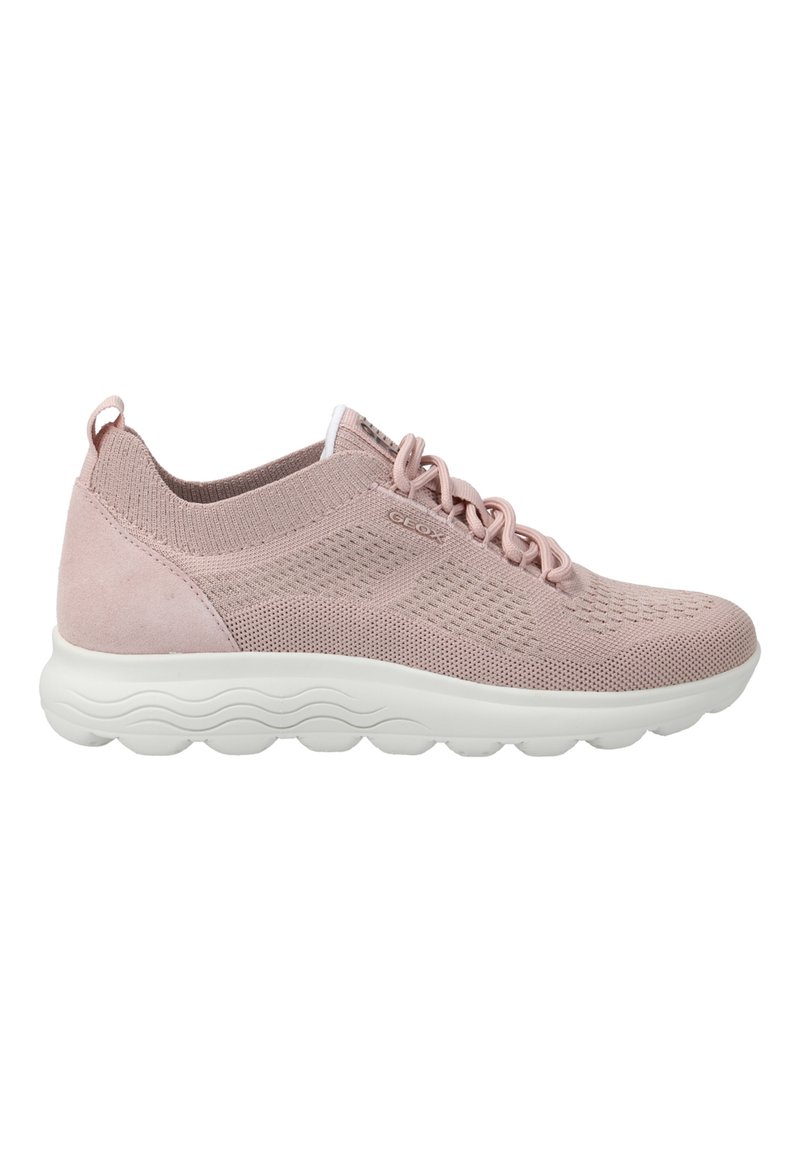 Sneaker rosa chiaro con tomaia in rete e dettagli in suede, caratterizzato da una suola in gomma bianca, design elegante e pannelli testurizzati.