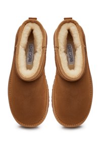 Bottines marron à enfiler avec un matériau extérieur lisse et une doublure crème douce. Bout arrondi et détails de couture subtils.