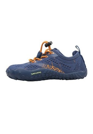 Zapatilla deportiva transpirable de color azul marino con cordones naranjas, suela negra, patrón geométrico lateral y etiqueta de la marca "Saguaro" en la suela.