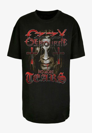 Fekete pamut póló, hosszú hajú arc grafikájával, piros kiegészítőkkel, és az "Ozzy Osbourne No More Tears" felirattal keresztek között.