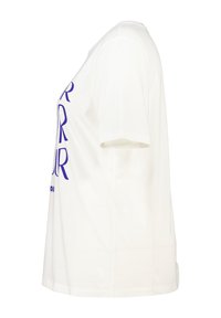 Witte katoenen t-shirt met korte mouwen, voorzien van een blauw tekstontwerp op de voorkant. Rechte zoom, relaxte pasvorm, zachte textuur.