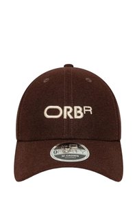 Brączowa filcowa czapka z zaokrągloną koroną, z haftowanym logo "ORBR" w off-white z przodu oraz wygiętym daszkiem.