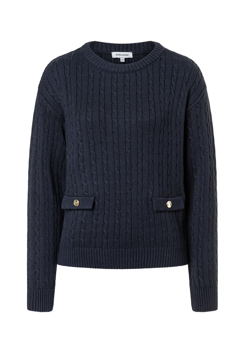Marineblauer Kabelstrickpullover mit Rundhalsausschnitt, zwei vorderen Taschen mit Knopfakzenten sowie Rippbündchen und -saum.