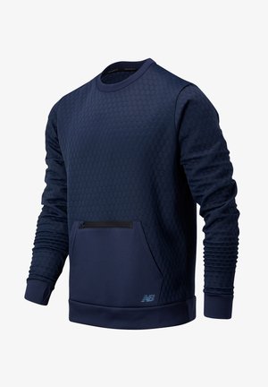 Marineblauer, langärmliger Pullover mit sechseckiger Textur, Front-Reißverschlusstasche, gerippten Bündchen und kleinem hellblauen New Balance-Logo auf der Vorderseite.