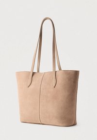 Μπεζ δερμάτινη τσάντα ώμου με δύο μακριές λαβές, ορθογώνιο σχήμα και λεία υφή, με κεντρική ραφή και λιτό σχεδιασμό.