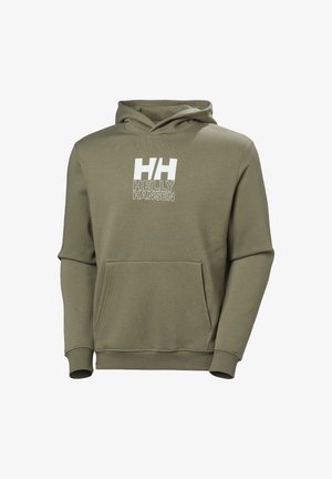 Oliwkowa bluza z kapturem wykonana z miękkiego materiału, z przednią kieszenią oraz białym logo "HH" z napisem "HELLY HANSEN" poniżej.