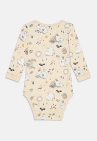 Bodysuit à manches longues pour bébé en coton beige clair, orné d'illustrations de personnages, de plantes et de la nature. Fermeture à pressions à la base.