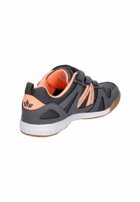 Grauer Sportschuh mit orangefarbenen Akzenten, Netzpaneelen und einem Klettverschluss. Verfügt über eine Gummisohle mit strukturiertem Grip und Fersendämpfung.