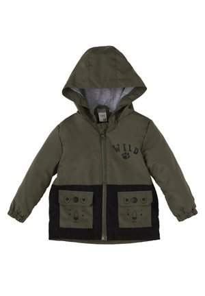 Zielona i czarna dziecięca kurtka z kapturem, zamkiem błyskawicznym z przodu, kieszeniami z motywem zwierzęcej twarzy oraz napisem "WILD" z odciskiem łapy na piersi.