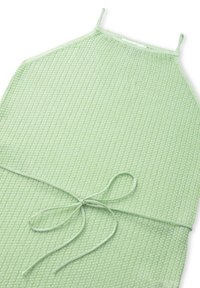 Abito verde chiaro con texture, dotato di spalline sottili e un nastro in vita. Il tessuto presenta un delicato motivo a griglia.