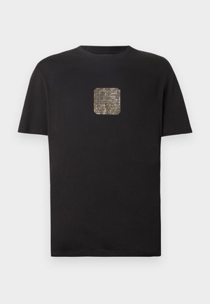 Zwarte katoen t-shirt met een vierkant, gouden, met studs versierd ontwerp op de voorkant. Korte mouwen, ronde hals en een ontspannen pasvorm.