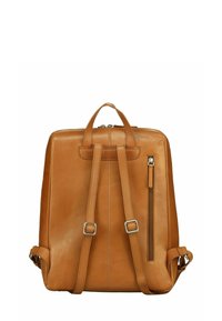 Sac à dos en cuir tan avec des bretelles ajustables, une poignée supérieure, une poche zippée à l'avant et des coutures décoratives le long du centre. Texture lisse.