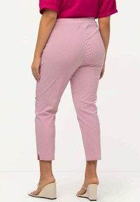 Ulla Popken BENGALINE SIENNA ÉTROITE ET LONGUEUR 7/8.  - Tygbyxor - fuchsia roze