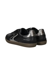 Zwarte sportieve schoenen met metalen zilveren accenten, glad leer en een textuur op de hak; inclusief vetersluiting en rubberen zool.