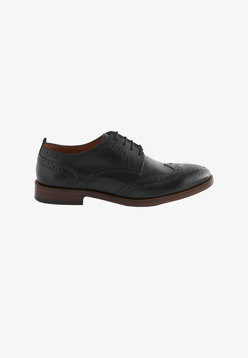 Chaussure habillée brogue en cuir noir avec perforations décoratives, fermeture à lacets et semelle marron.