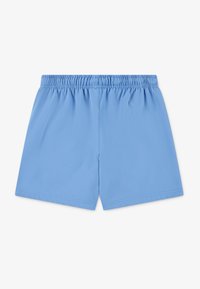 Ανοιχτό μπλε μαγιό βερμούδα με ελαστική μέση, χαρακτηριζόμενο από ομαλή υφή και απλό σχέδιο χωρίς επιπλέον μοτίβα ή διακοσμήσεις.