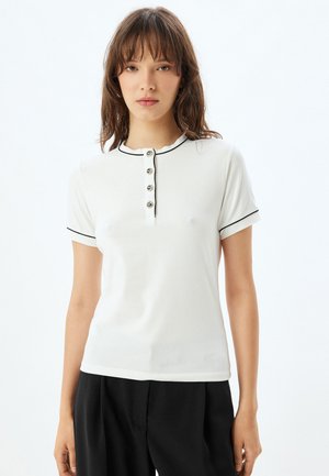 Witte T-shirt met korte mouwen en een ronde hals, vijfknopen sluiting, zwarte accenten en een gladde textuur. Gewone pasvorm en eenvoudig ontwerp.
