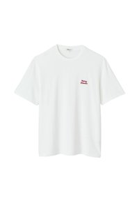 T-shirt en coton blanc avec des manches courtes et un col rond. La partie gauche de la poitrine présente un texte rouge brodé, "Merry Drinker."