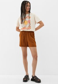 QS REGULAR AUS SEERSUCKER - Pantaloni sportivi - zimt