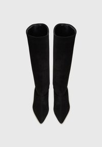 Bottes noires en daim, montantes jusqu'au genou, avec un bout pointu et une texture lisse, présentant un tige ajustée et un design minimaliste.