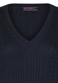 Granatowy sweter z dzianiny w serek, z wzorem w warkocze i ściągaczem przy dekolcie. Metka pokazuje "FELIX HARDY" i rozmiar "S."