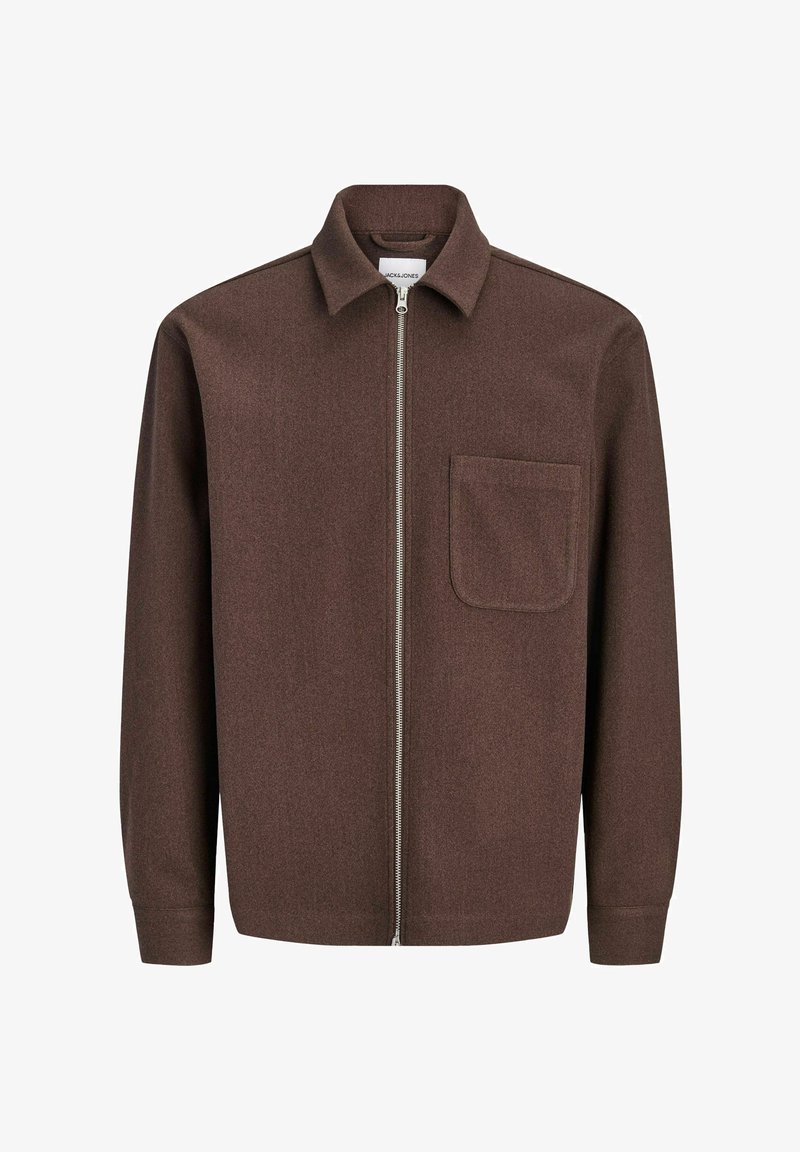 Veste marron à manches longues avec col, fermeture éclair à l'avant et une seule poche poitrine sur le côté gauche.