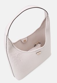 Sac à main en cuir perforé rose clair avec une seule bandoulière, dotée d'un intérieur lisse et d'une petite pochette à l'intérieur. Accent en métal doré.