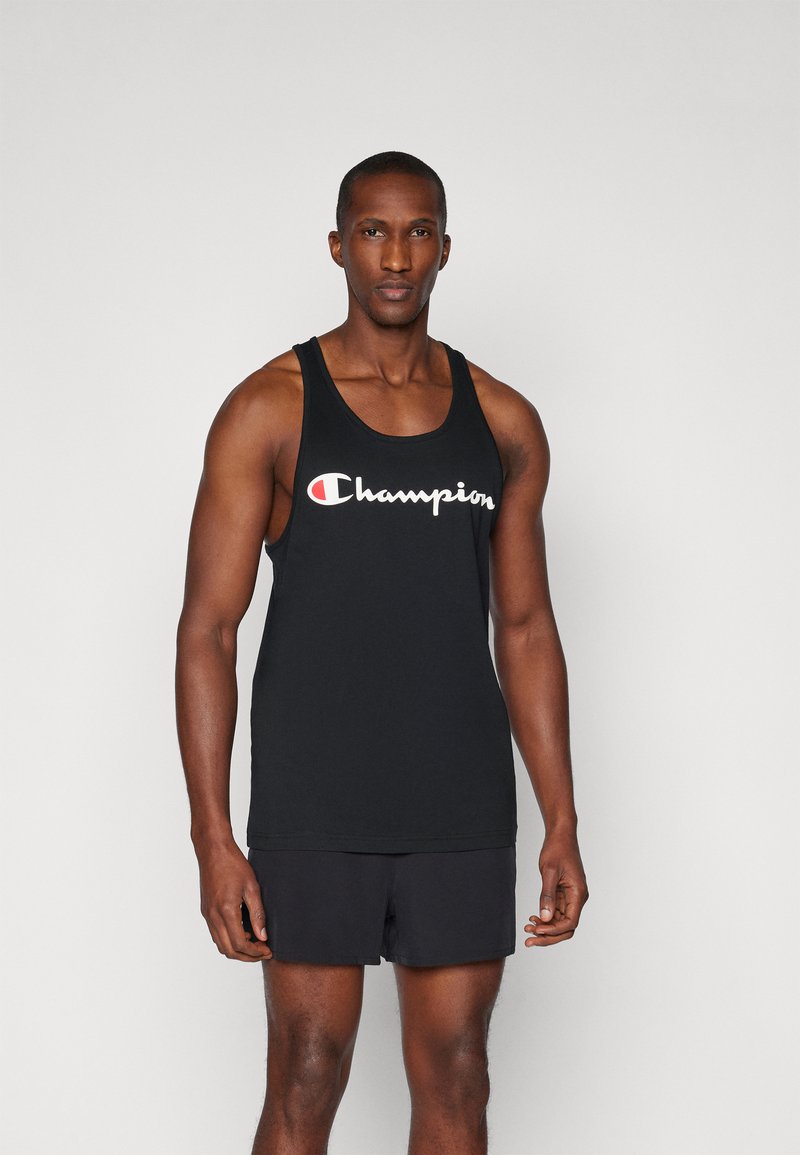 Top in cotone nero con logo "Champion" bianco e rosso, dal fit rilassato e armhole larghe, abbinato a pantaloni corti neri.