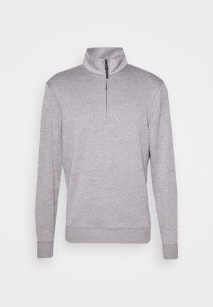 Pull gris clair à manches longues avec une fermeture éclair trois-quarts et un col montant, en tissu tricoté doux, présenté sur fond blanc.