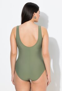 Olivově zelené jednodílné plavky s vysokým zadním dílem, širokými ramínky a hladkou, elastickou strukturou. Jednoduchý design s minimálními akcenty.