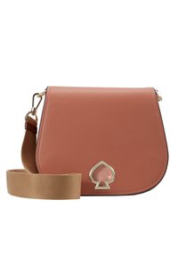 Sac bandoulière en cuir marron moyen avec une large sangle en tissu et un logo métallique doré en forme de pique sur le rabat avant.