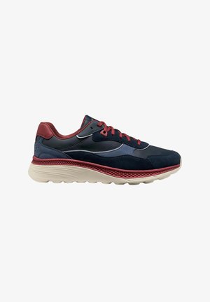 Scarpa da ginnastica blu navy e bordeaux con lacci rossi, suola beige chiaro e materiali misti tra cui dettagli in camoscio e pelle.