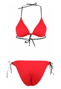 Set bikini rosso con top a triangolo dotato di spalline con logo nero e pantaloni coordinati con lacci laterali. Tessuto liscio, design con copertura minimale.