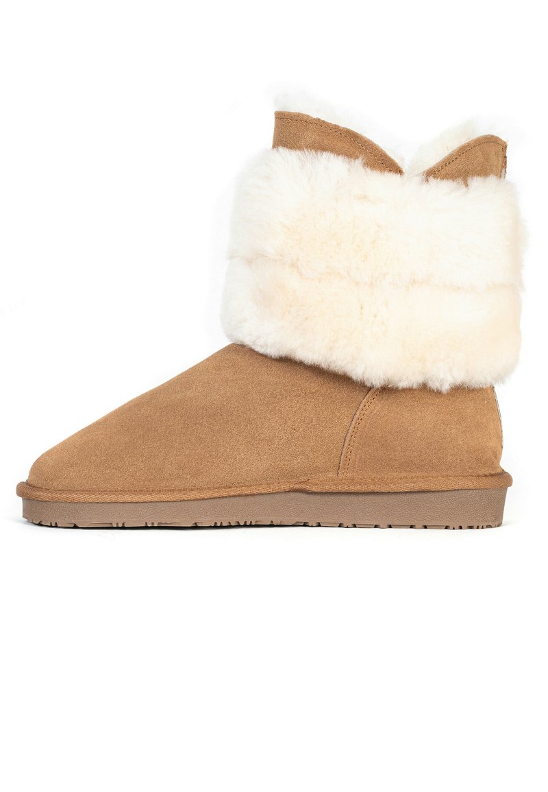 Tan mockask stövlett med en bred vit fuskpälskrage, rund tå och en texturerad gummisula för bra grepp. Ingen synlig hårdvara eller mönster.