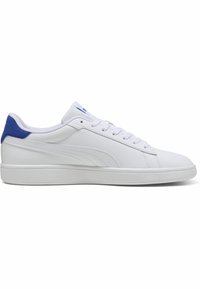 Sneaker bianca con tommy in pelle liscia, dettaglio blu sul tallone e suola in gomma bianca. Presenta una chiusura con lacci e una delicata lavorazione testurizzata.