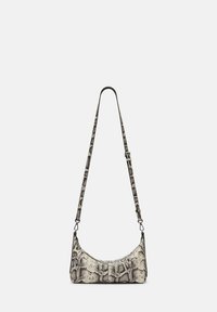 Petite sac à bandoulière avec une bandoulière ajustable, motif serpent beige et noir, en forme de croissant, et fermoirs en métal argenté.
