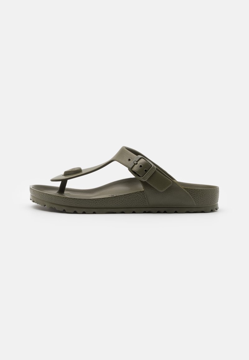 Sandale en caoutchouc vert olive avec lanière entre les orteils, boucle latérale ajustable, semelle texturée et semelle intérieure moulée, vue de côté.