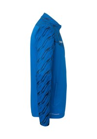 Blå atletisk jakke med lynlås krave, lange ærmer og et struktureret sort design på skuldrene. Har en frontlomme.