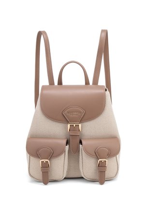 Sac à dos avec corps en tissu beige et rabat, poignée, bretelles et deux poches avant avec boucles en cuir taupe.