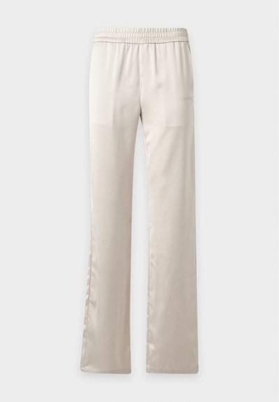 Pantalon large en satin beige avec taille élastiquée, texture lisse et ourlet droit sur fond blanc.