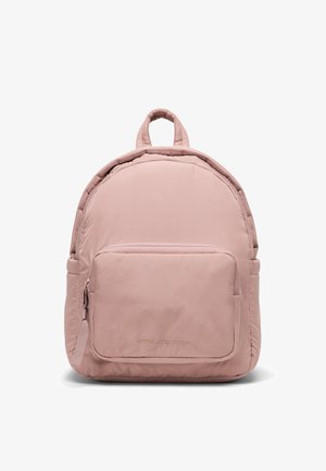 Svjetloružičasti ruksak zaobljenog oblika, izrađen od izdržljive tkanine. Ima prednji džep sa zatvaračem i dvije podesive naramenice.