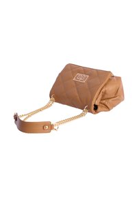 Bolso marrón acolchado hecho de material sintético, con una correa de cadena dorada y detalle de logo en el frente. Cierre con cremallera en la parte superior.