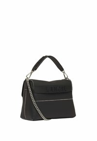 Sac à main en cuir noir avec une forme structurée, logo embossé, coutures blanches contrastantes, poignée courte et une bandoulière en chaîne amovible.