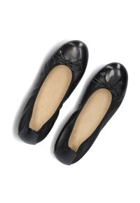 Ballerine in pelle nera con punta arrotondata, dettagli a fiocco sottile sul davanti e una soletta in tannato texture. Finitura liscia con accenti minimi.