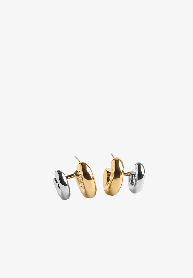 Złote i srebrne kolczyki wkrętki, o gładkim, zaokrąglonym kształcie z polerowanym wykończeniem i subtelnym detalem w postaci rowka.