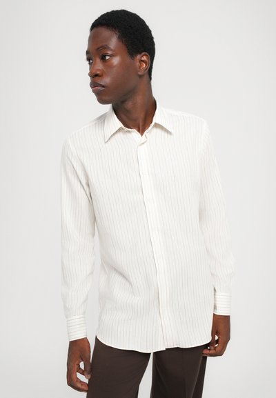 Cremfarbene Button-Down-Hemd mit feinen vertikalen Streifen in Beige, langen Ärmeln, klassischem Kragen und lockerer Passform.
